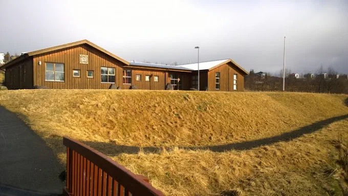 Skátaheimili Kópa á hæð í vorsól.